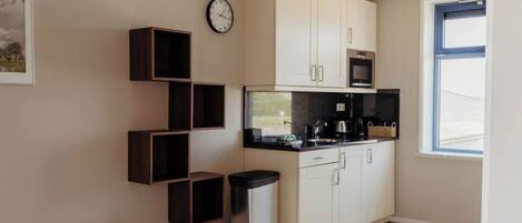 Réfrigérateur, micro-ondes, plaque de cuisson, cafetière/bouilloire