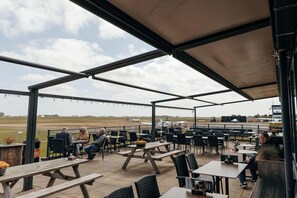 Outdoor dining - De Vlijt Royal Class 2-person suite (De Cocksdorp)