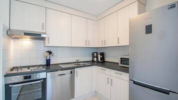 Fridge, microwave, stovetop, dishwasher