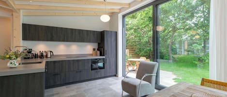 Réfrigérateur, micro-ondes, plaque de cuisson, lave-vaisselle
