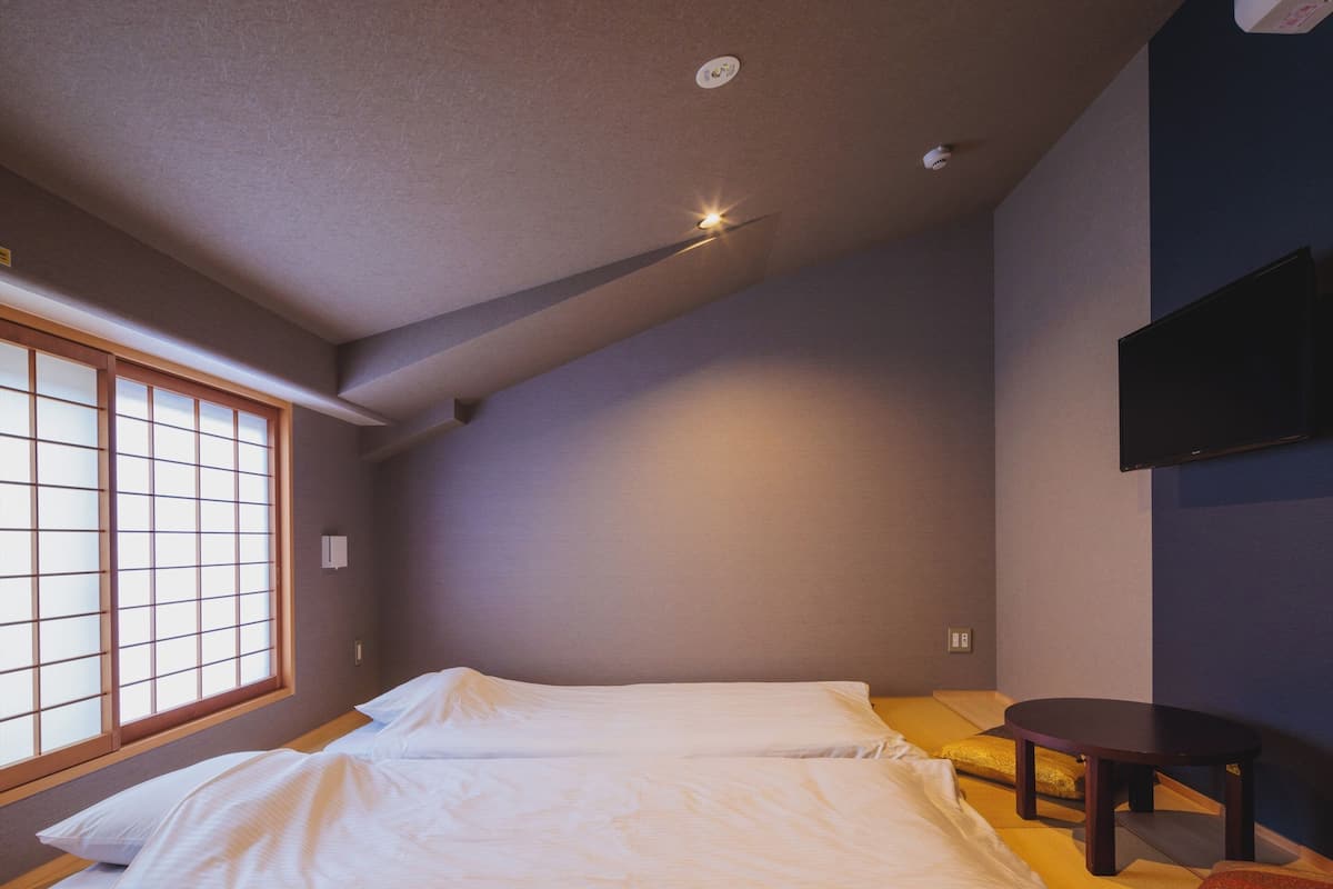Iron/ironing board, free WiFi, bed sheets