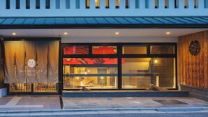 A modern building with large windows and a wooden facade. - Giappo Franca Kyoto (Kyoto)