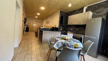 Frigorífico, microondas, horno y placa de cocina