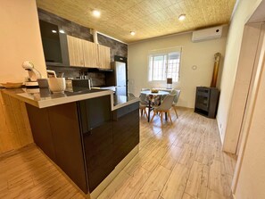 Réfrigérateur, four à micro-ondes, un four, surface de cuisson