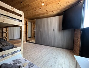 3 室のベッドルーム、アイロン / アイロン台、WiFi、ベッドシーツ