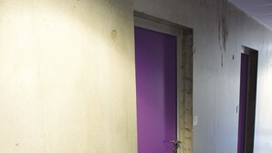 A hallway with purple doors and a purple floor. - jeune france accueil et formation  (Cholet)