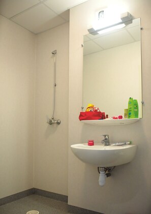 Shower, toilet paper - jeune france accueil et formation  (Cholet)