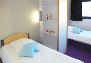 Dobbeltrom – basic, 2 enkeltsenger, ikke-røyk, privat bad | Skrivebord, skrivebord for bærbar PC, lydisolert og wi-fi (inkludert)