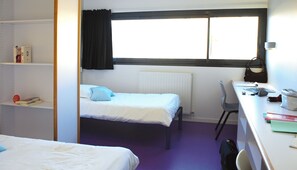 Basic Double Room, 2 Single Beds, Non Smoking, Private Bathroom | Desk, laptop workspace, soundproofing, free WiFi - jeune france accueil et formation  (Cholet)