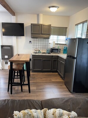 Fridge, microwave, coffee/tea maker, electric kettle - Cozy guesthouse, conveniently located to many Los Angeles attractions
(Los Angeles)