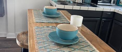 Kylskåp, mikrovågsugn, kaffe- och tebryggare och vattenkokare