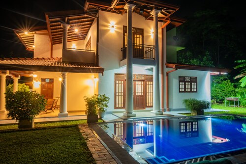 5 minutes to hikkaduwa beach.4 bed room  villa 