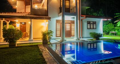 5 minutes to hikkaduwa beach.4 bed room villa