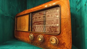 A vintage wooden radio with dials and a frequency list. - Da Riva Suite&Pool (Polignano a Mare)