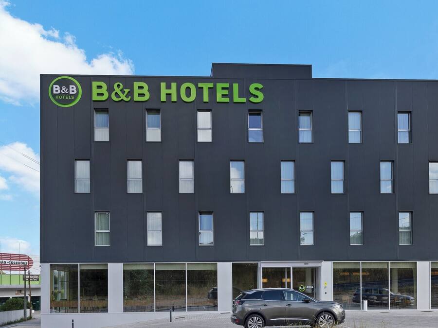 Ein modernes Bed & Breakfast Hotel mit dunkler Fassade und großen Fenstern.