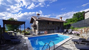 Sæsonbestemt udendørs pool