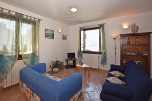 Family House, Multiple Bedrooms, Mountainside (Belvedere B) | Living area | 21-inch flat-screen TV with cable channels, TV