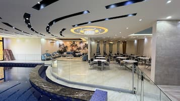 Kolam renang indoor