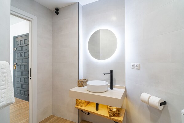Shower, hair dryer, towels