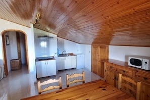 Geladeira, micro-ondas, cooktop, torradeira