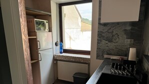 Coffee/tea maker, fridge, microwave, oven - Fewo Haus zur Vulkaneifel Brohl, 1.og (Brohl-Lützing)