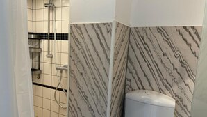 Shower, hair dryer, towels, soap - Fewo Haus zur Vulkaneifel Brohl, 1.og (Brohl-Lützing)