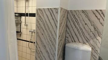 Dusche, Haartrockner, Handtücher, Seife