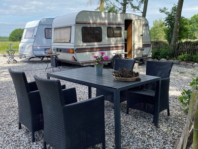 Caravan 2 . BED & Breakfast . 5 MIN From E47 . Dogs Welcome