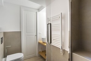 Dusche, Haartrockner, Bidet, Handtücher