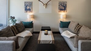 Comfort-Apartment, Balkon, Bergblick | Wohnbereich