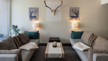 Comfort Apartment, Balcony, Mountain View | Living area