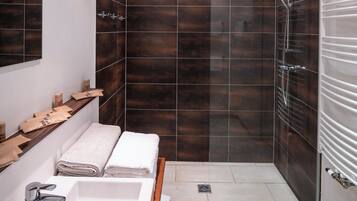 Comfort-Apartment, Balkon, Bergblick | Badezimmer
