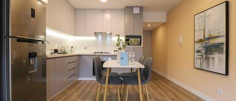 Kühlschrank, Mikrowelle, Ofen, Herdplatte