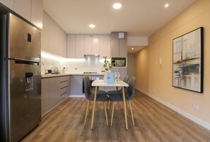 Køleskab, mikrobølgeovn, ovn, kogeplade