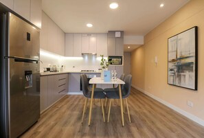 Frigorífic, microones, forn i placa de cuina 