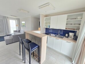 Kjøleskap, ovn, kokeplater og oppvaskmaskin