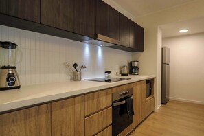 Kühlschrank, Mikrowelle, Herdplatte, Wasserkocher mit Kaffee-/Teezubehör