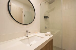 Een douche, een haardroger, handdoeken, shampoo