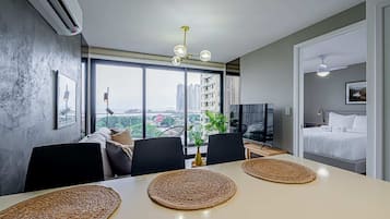 1 habitación, escritorio, tabla de planchar con plancha y wifi