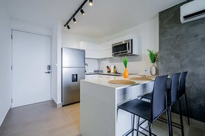 Frigorífico, microondas, placa de cocina y cafetera o tetera