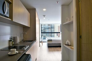 Geladeira, micro-ondas, cooktop, cafeteira/chaleira