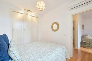 2 Schlafzimmer, Daunenbettdecken, individuell dekoriert