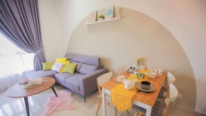 Ein modernes Wohnzimmer mit einer Couch, einem Esstisch und einem kleinen Couchtisch.