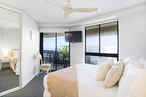 3 dormitoris, planxa i posts de planxar i un bressol de viatge