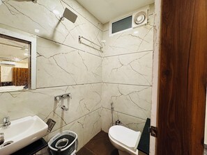 ファミリー ルーム | バスルーム | シャワー、タオル、石鹸、トイレットペーパー