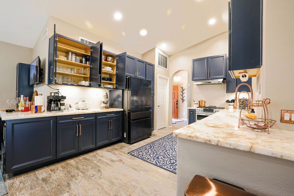 Kylskåp, mikrovågsugn, ugn och spishäll