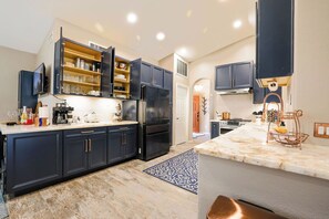 Fridge, microwave, oven, stovetop - AZ Dream Golf Vacation 2 BR 2 bath house optional casita Oakwood Country Club (Sun Lakes)