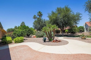 Property grounds - AZ Dream Golf Vacation 2 BR 2 bath house optional casita Oakwood Country Club (Sun Lakes)