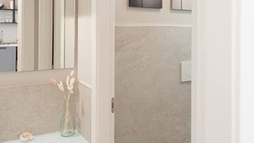 SĂšche-cheveux, bidet, serviettes fournies, savon