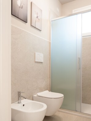 Hair dryer, bidet, towels, soap - [ Rimini Centro ] Titan's Lair apartment (Rimini)